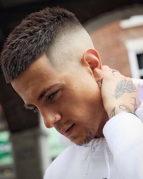 Crew Cut Dégradé (Fade Crew Cut) : Une touche moderne