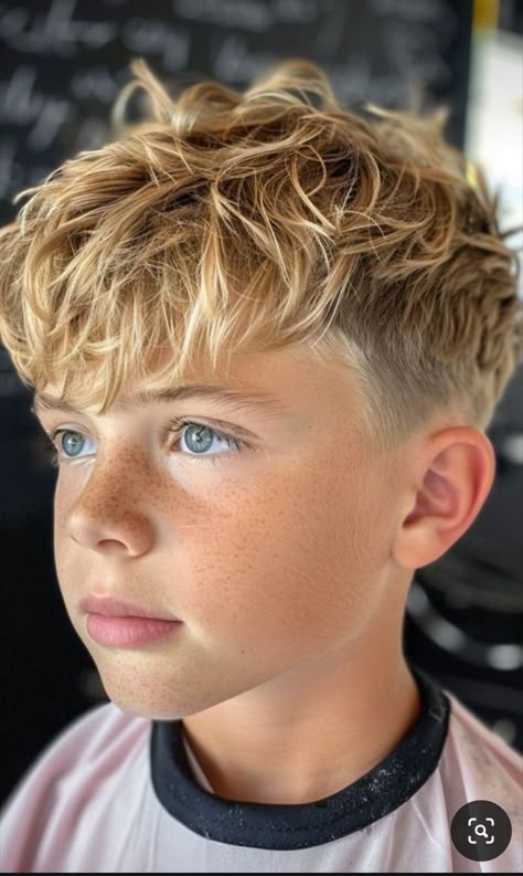 Coupe César garçon avec frange droite et cheveux courts