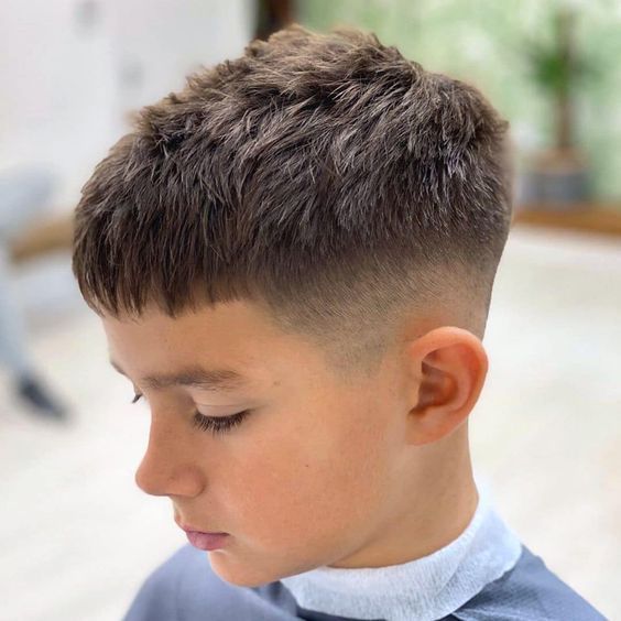 Dégradé bas garçon, coupe élégante et discrète sur les tempes
