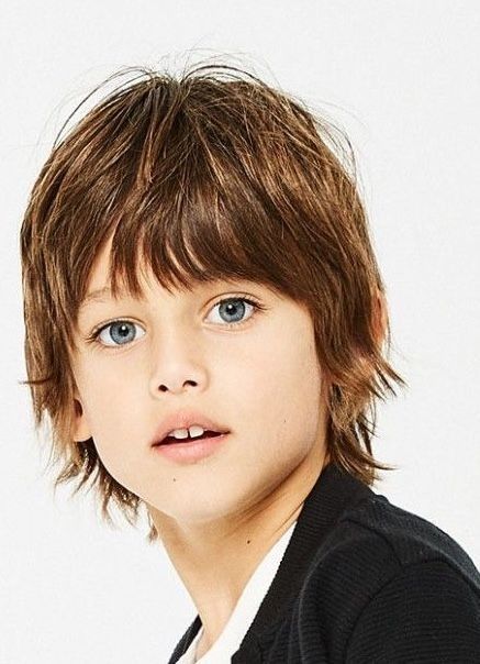 Coupe mi-longue garçon aux cheveux souples et naturels