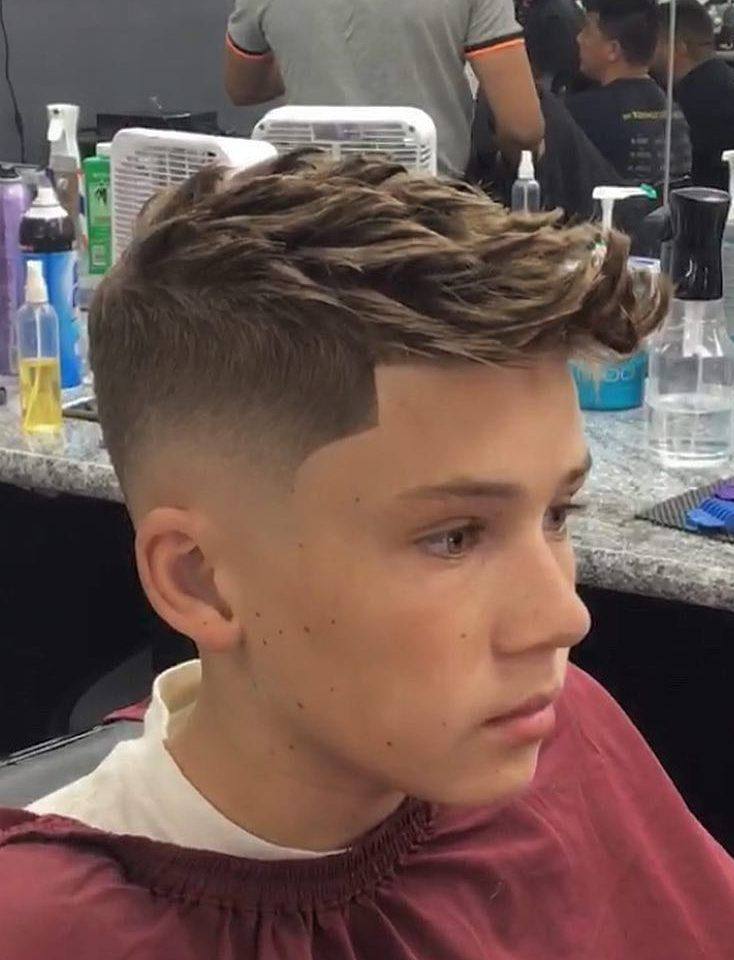 Dégradé haut avec mèche longue garçon, coiffure tendance et facile à coiffer