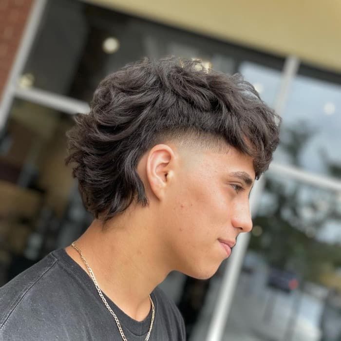 Mullet modernisé homme 2025, coupe rétro revisitée