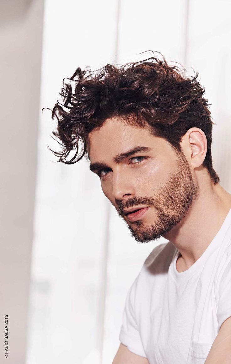 Coupe naturelle et volumineuse homme 2025, style décontracté