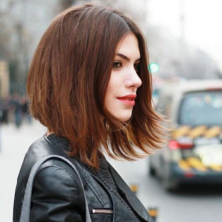 Carré plongeant sur cheveux fins, mèches plus longues devant pour effet dynamique