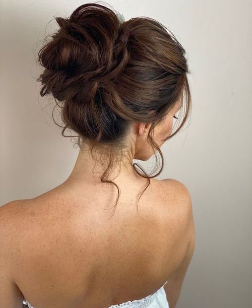 Chignon haut sur cheveux fins, coiffure volumineuse et élégante