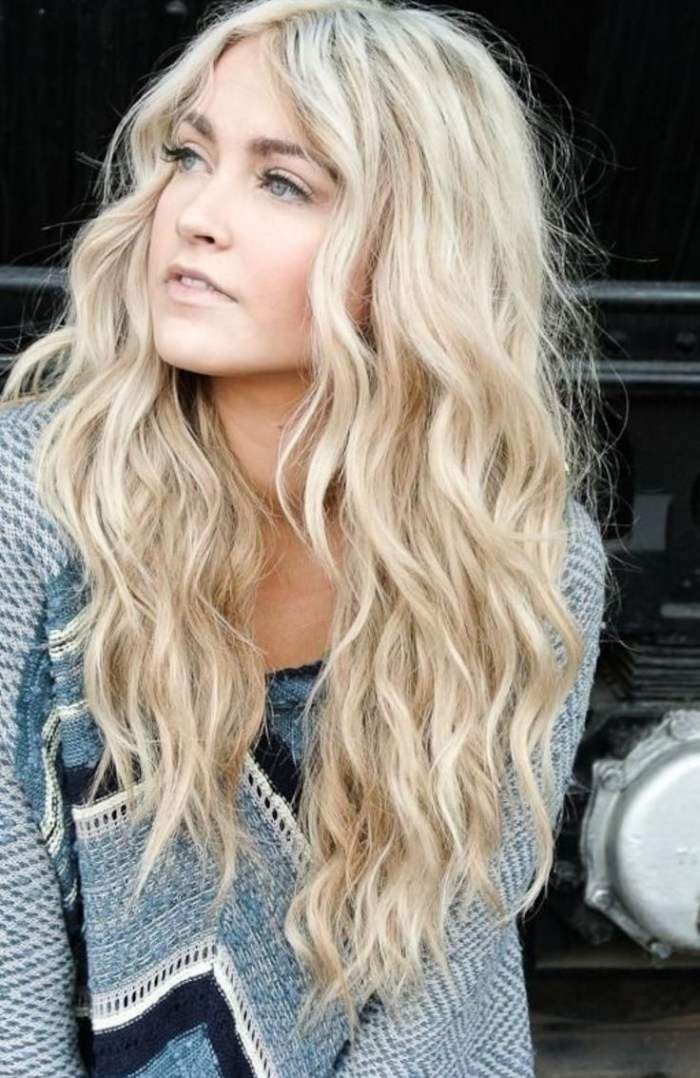 Cheveux longs ondulés pour cheveux fins, effet volume et relief naturel