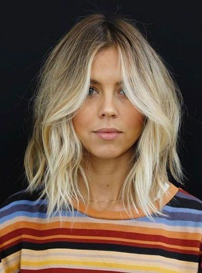Carré wavy femme tendance été 2025, coupe courte avec ondulations naturelles