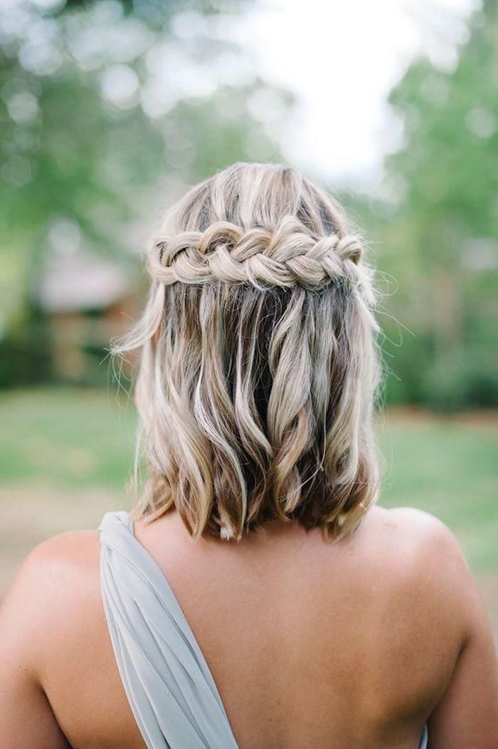Demi-queue torsadée avec pince bijou coiffure mariage invitée