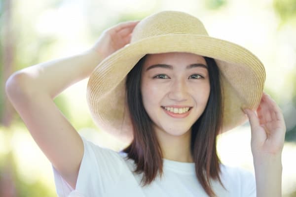 麦わら帽子の女性見本