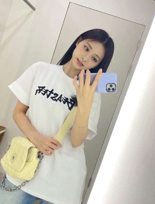 女生長髮髮型推薦：中分齊長直髮