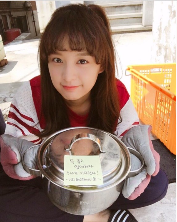 女生中長髮髮型推薦：眉上層次捲瀏海