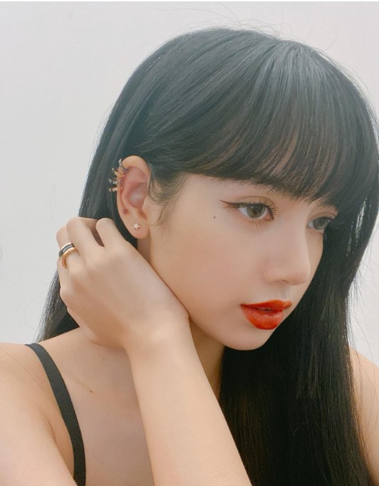 女生中長髮髮型推薦：齊瀏海中長髮