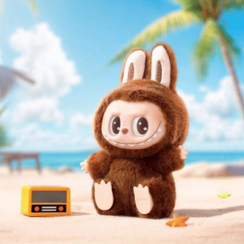 Dein Video ist fertig, Labubu singt am Strand einen Song mit Mikrofon. Animiertes Video, erstellt aus einem Bild.